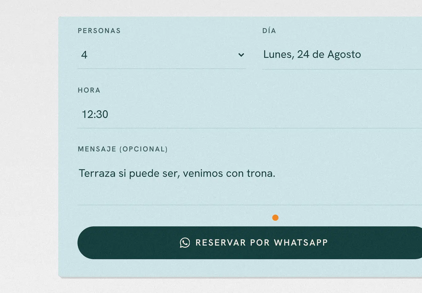 Formulario de reserva de la web del restaurante La Vespa, relleno con una mesa para cuatro personas el lunes 24 de agosto a las 12:30 y el botón de reservar por WhatsApp.