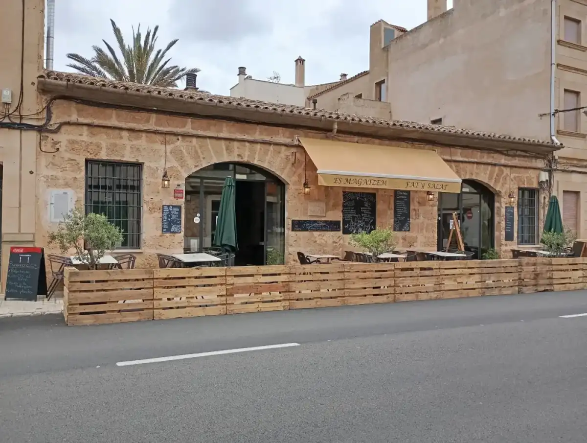 Fachada del restaurante Es Magatzem Fat y Salat en Mallorca