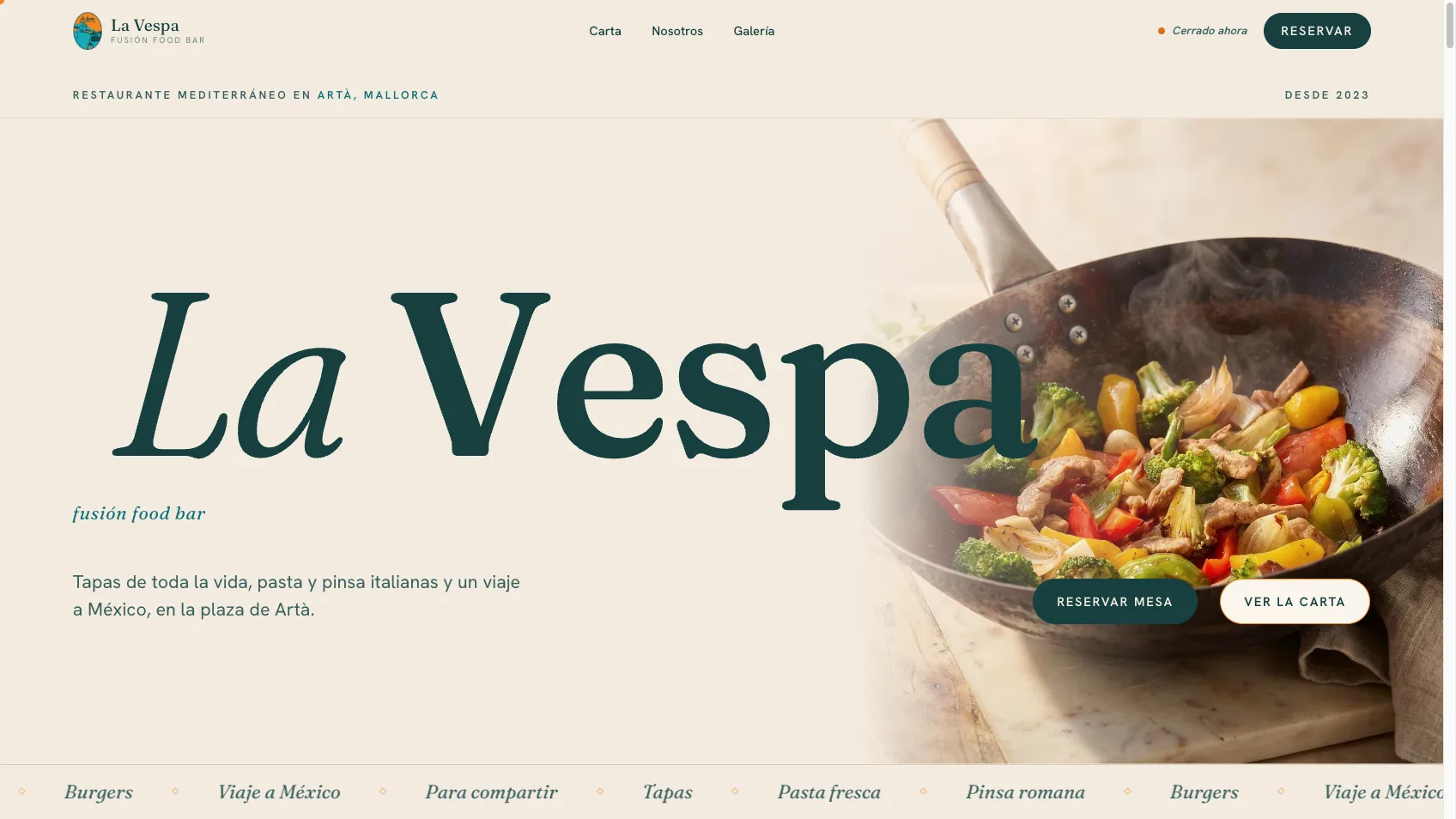 Homepage of lavesparestaurante.es with editorial typography and a wok in the hero