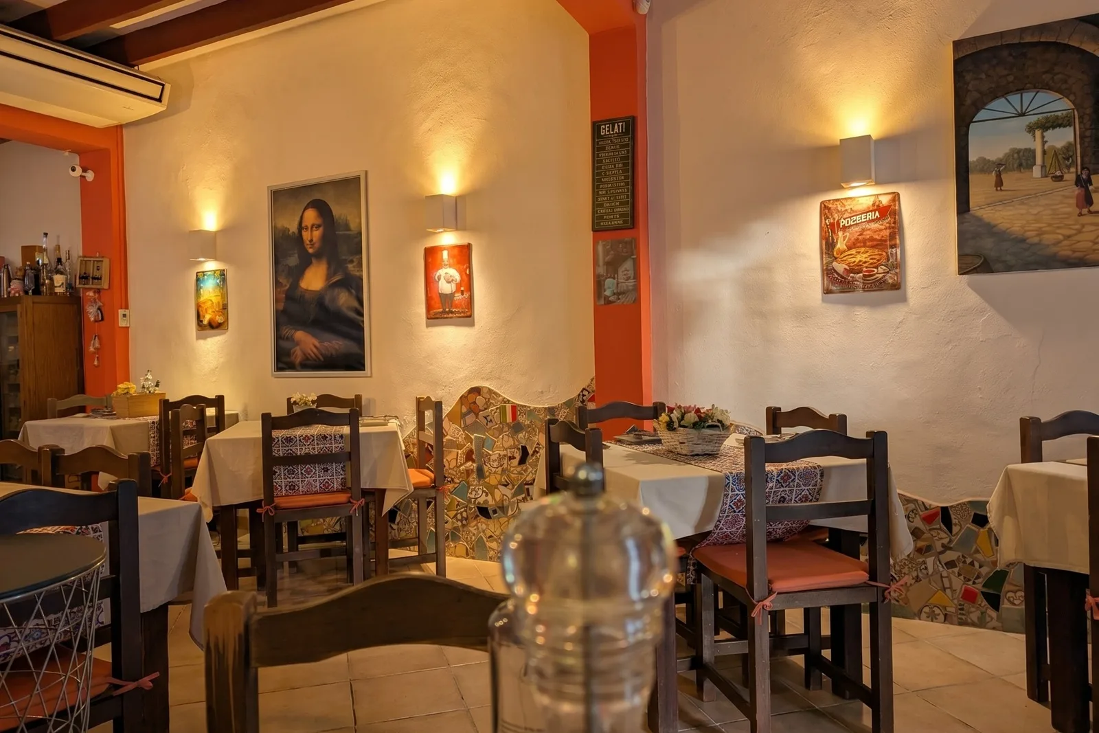 Sala del restaurant Sorrentino's a Artà amb ambient de trattoria