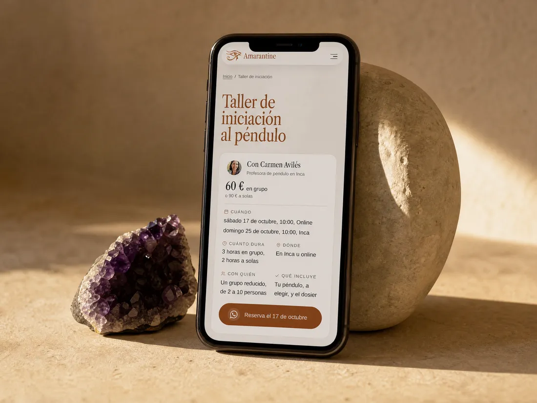 El taller de iniciación de Amarantine en un móvil apoyado en una piedra, junto a una amatista