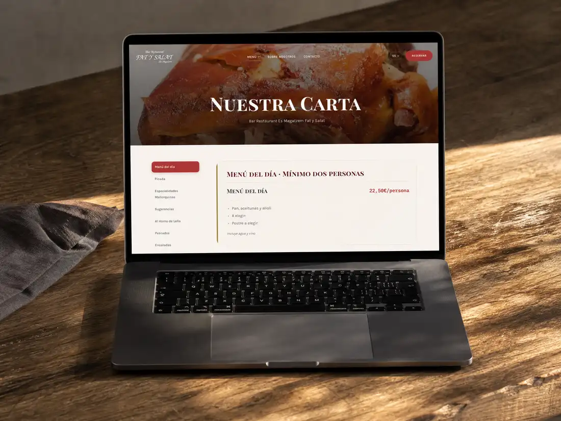 La carta de Fat y Salat en un portátil sobre una mesa de madera