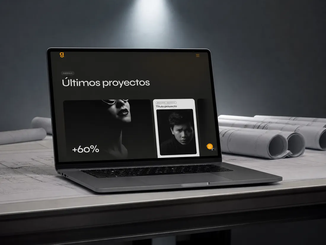 Los proyectos de Estudi Guillem Marc en un portátil sobre una mesa de arquitecto