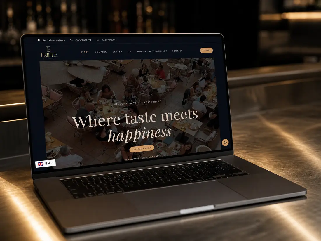La web del restaurante Triple en un portátil sobre una barra de acero