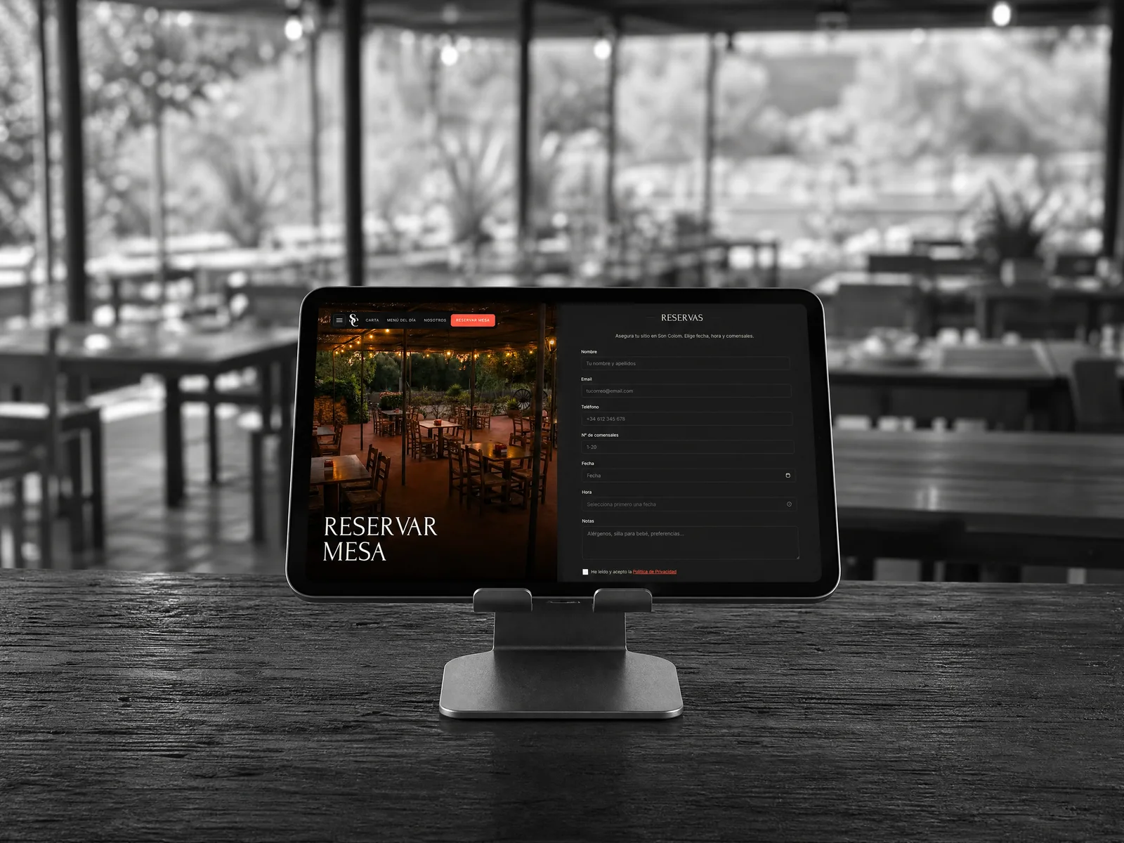 El formulario de reservas de Son Colom en una tablet sobre la barra del restaurante