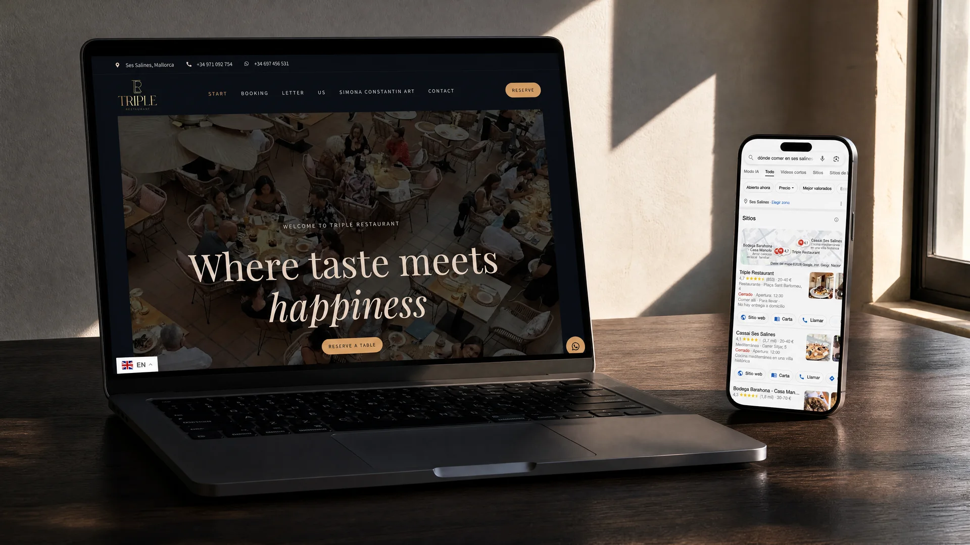 La web de Triple Restaurant en un portátil y, al lado, el resultado de Google para «dónde comer en ses salines» en un móvil, con Triple el primero, sobre una mesa de madera junto a una ventana