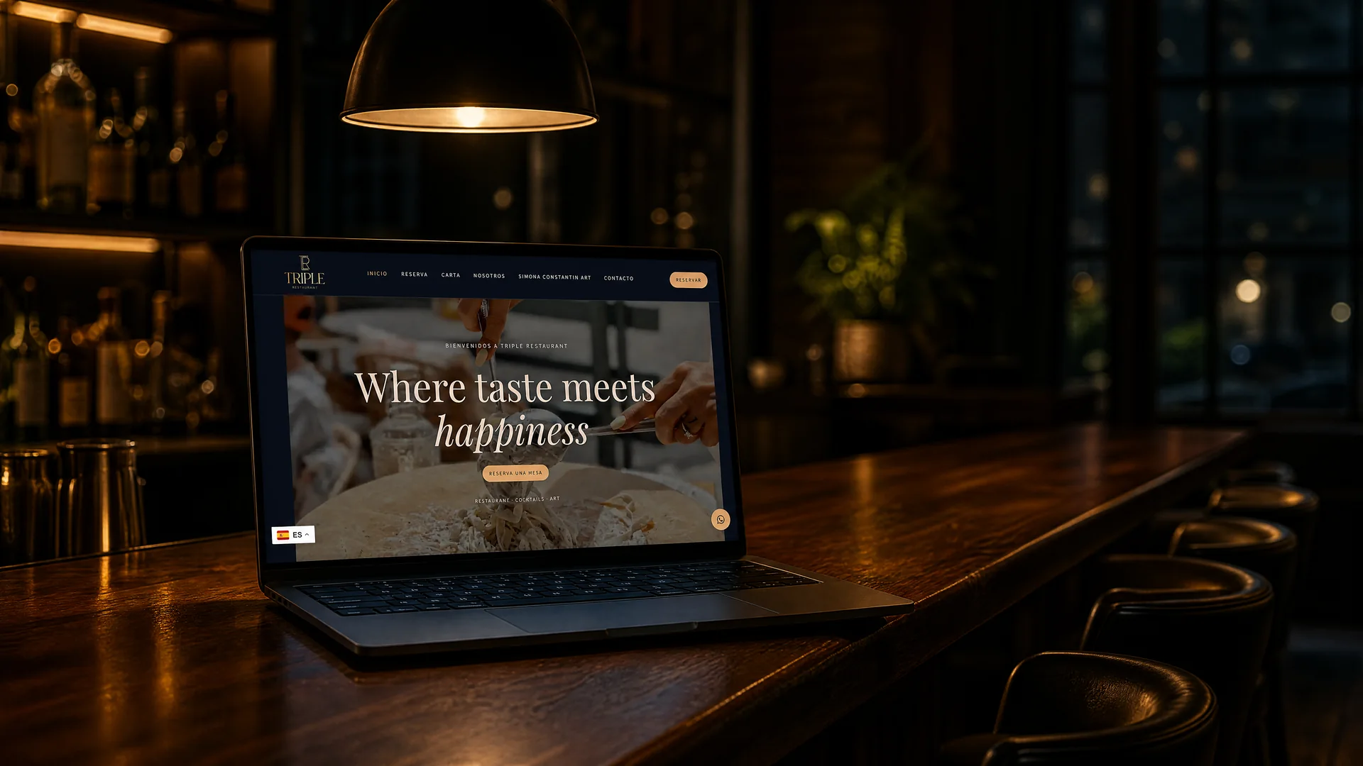 La web de Triple en un portátil sobre la barra de madera del restaurante a puerta cerrada, bajo una lámpara