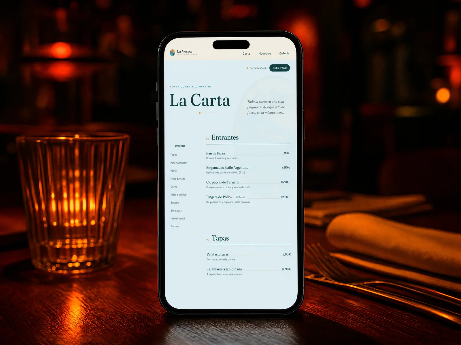 La carta de La Vespa en un móvil de pie sobre la mesa de un restaurante