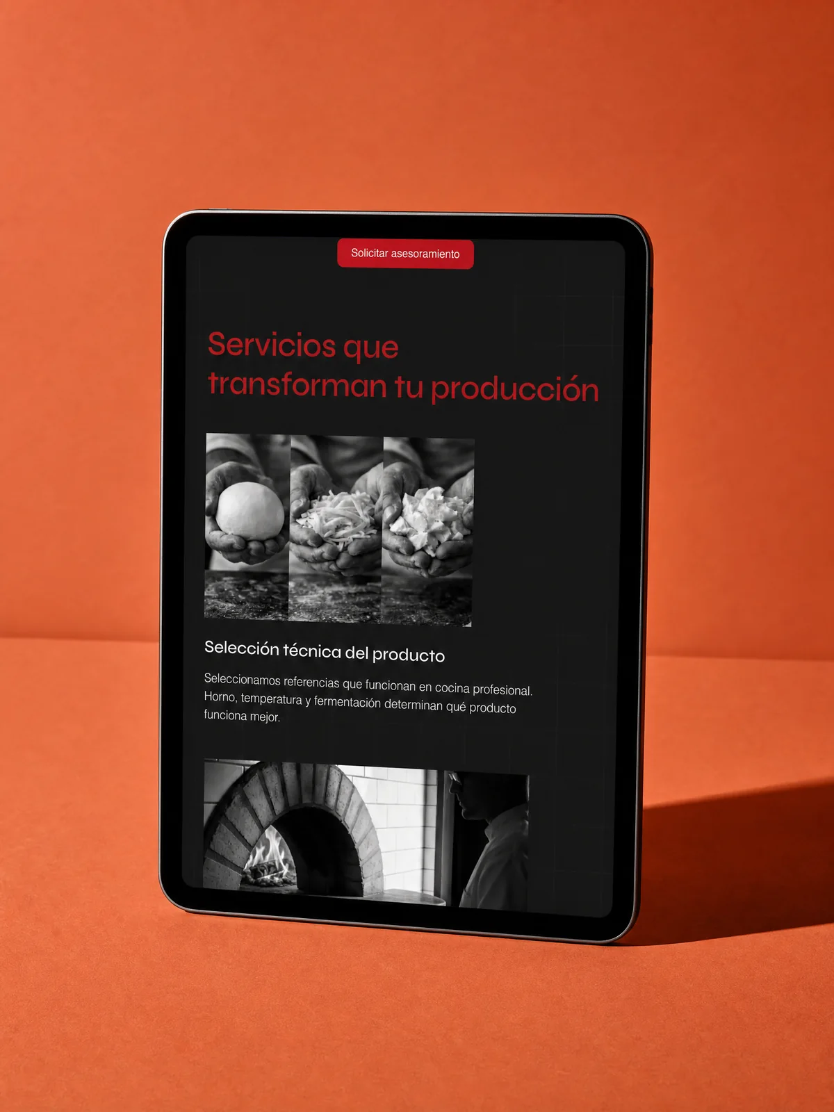 La página de servicios de Nespit en una tablet de pie sobre papel terracota, con una sombra larga