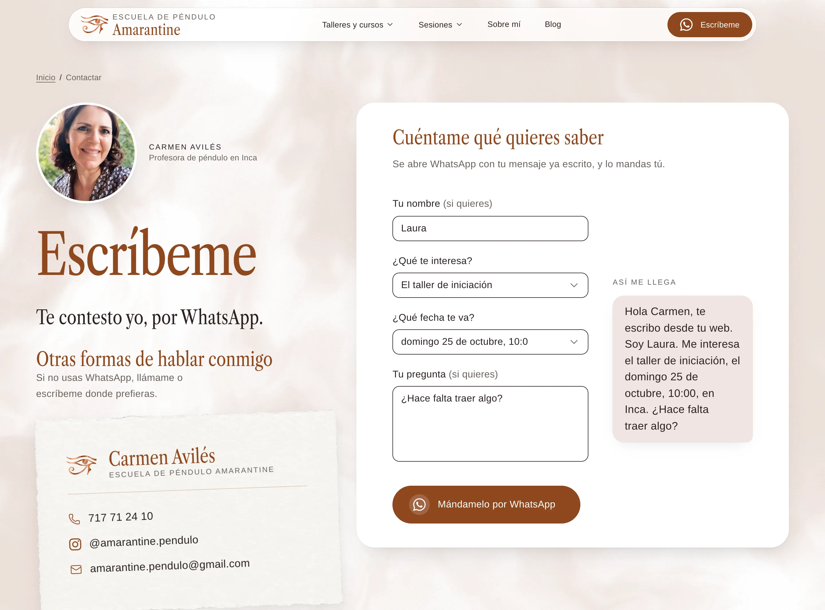La página de Contactar con el formulario relleno de una consulta y, al lado, el mensaje tal como le llega a Carmen por WhatsApp