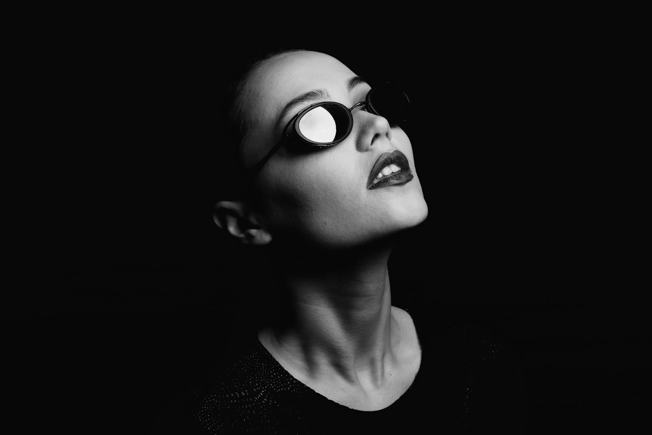 Uno de los trabajos del estudio: un retrato editorial en blanco y negro