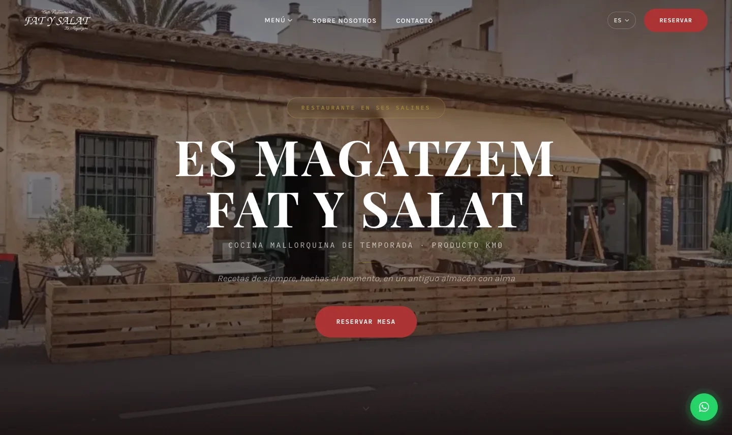 La portada de Es Magatzem Fat y Salat: la fachada del almacén con su toldo y el botón de reservar mesa