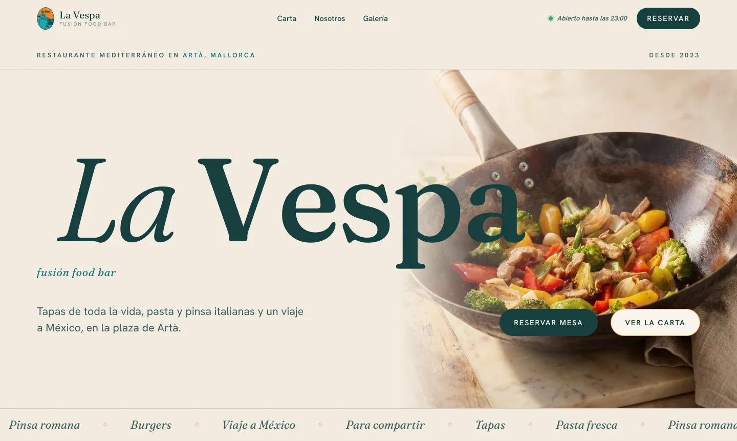 La portada de La Vespa: el nombre en grande, el wok humeante y los botones de reservar y ver la carta