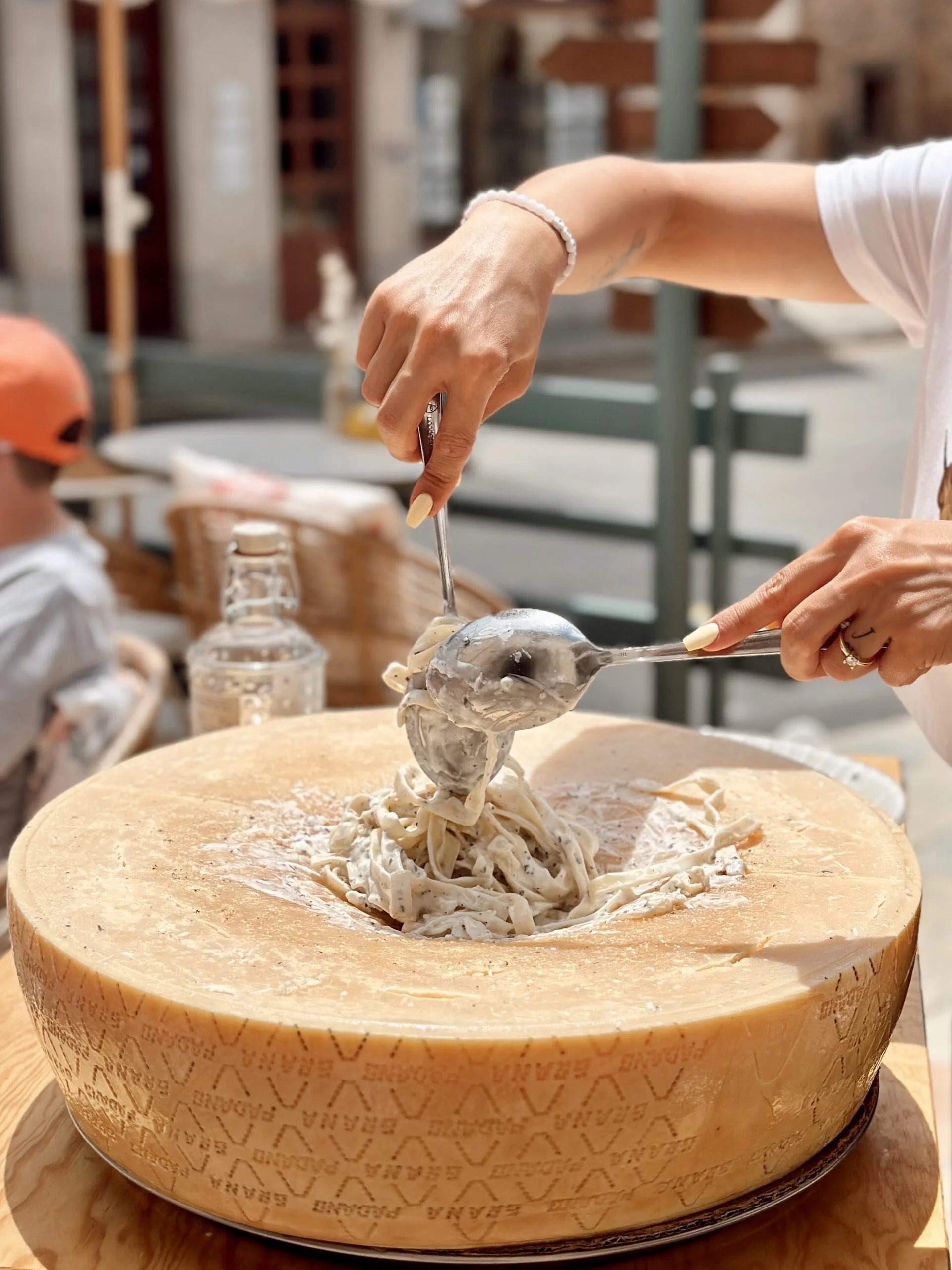 Una ración servida en la rueda de queso, en la terraza de Triple