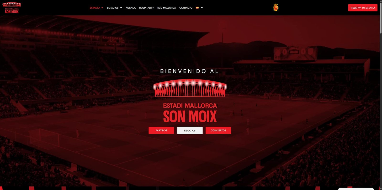 Vista panorámica del Estadi Mallorca Son Moix durante un partido con público en las gradas.