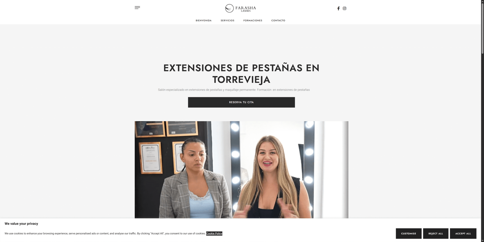 Dos profesionales del centro Farasha Lashes en Torrevieja explicando servicios de extensiones de pestañas en un entorno moderno.