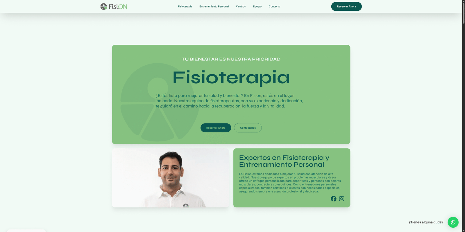Especialista en fisioterapia de FisiON sonriendo, representando el compromiso del centro con el bienestar y la salud integral en Mallorca.