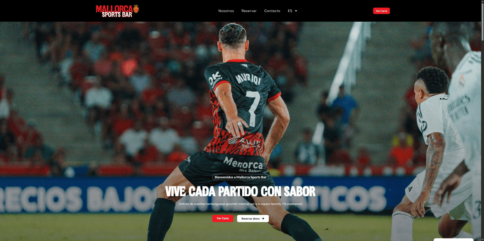 Jugador del RCD Mallorca, Muriqi, en plena acción durante un partido en el estadio, con público de fondo.