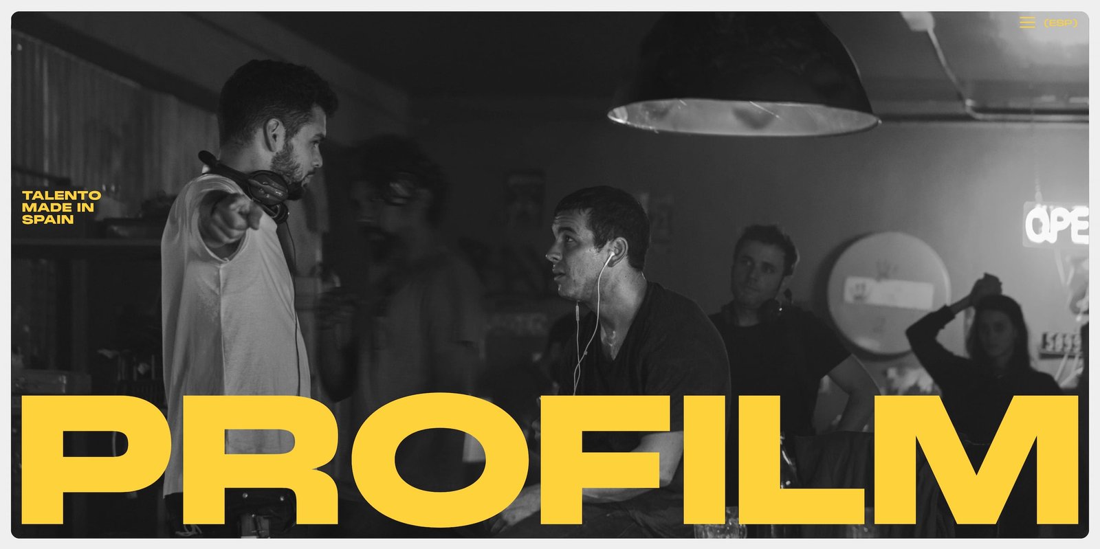 Equipo de rodaje en acción representando el talento audiovisual español de Profilm.