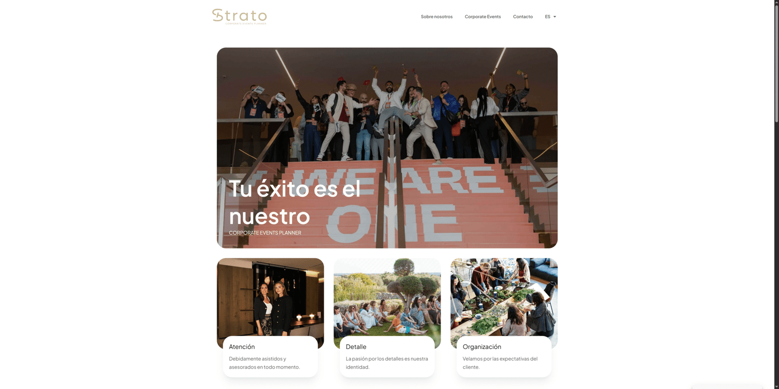 Grupo de personas celebrando en un evento corporativo organizado por Strato Events, en lo alto de una escalera con el mensaje "We Are One".