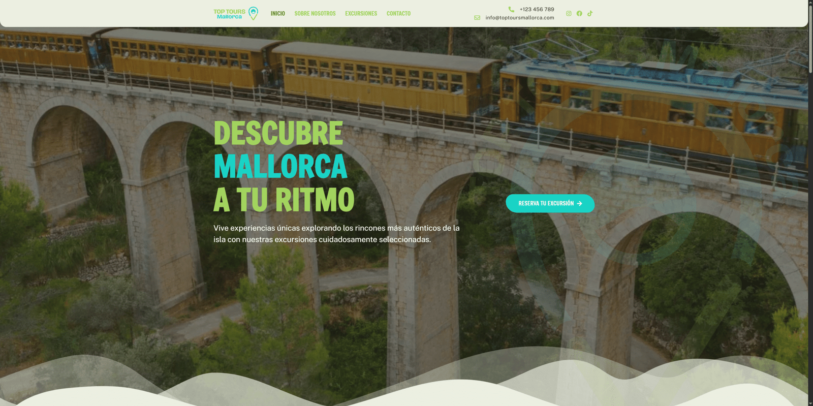 El tren de Sóller cruzando un puente de piedra en plena naturaleza, una de las excursiones más auténticas de Mallorca con Top Tours Mallorca.